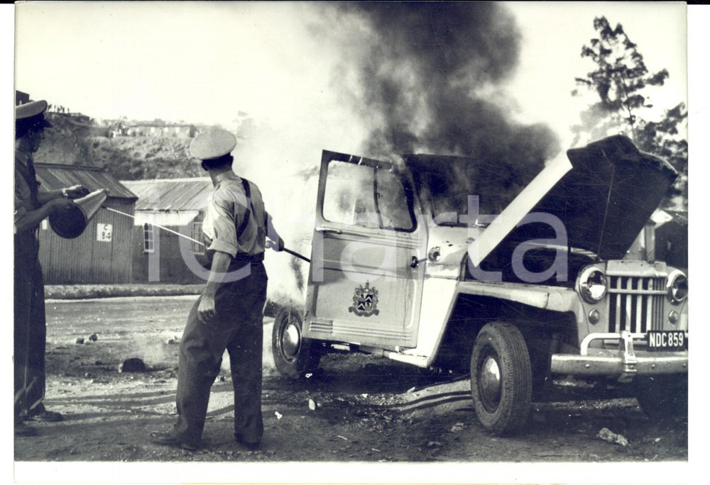 Fotografia d epoca originale 1959 DURBAN SUDAFRICA Rivolta distillerie clandestine  Incendio auto di LOQUIT 1