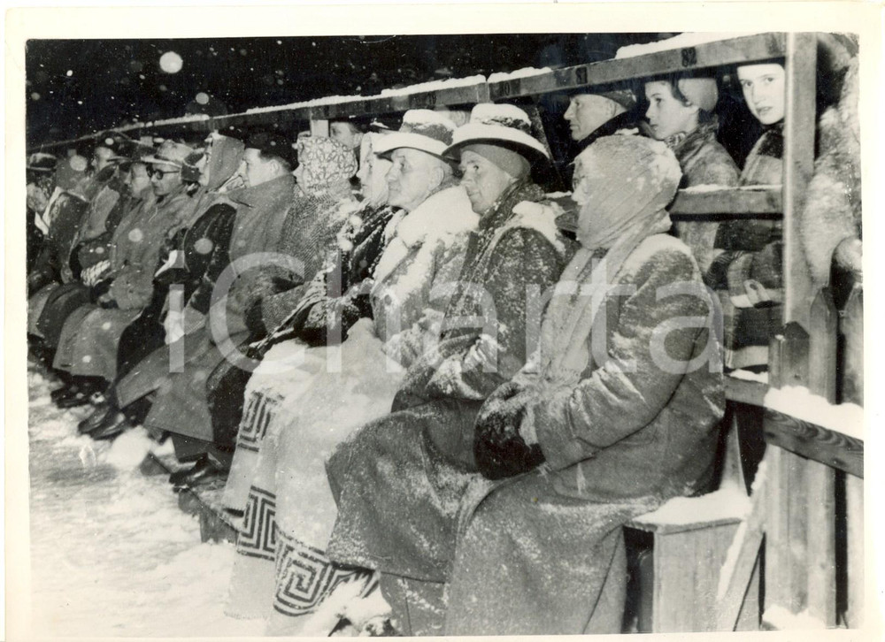Fotografia d epoca originale 1955 WIEN  World Skating Championship  People watch the race under snowy storm 1