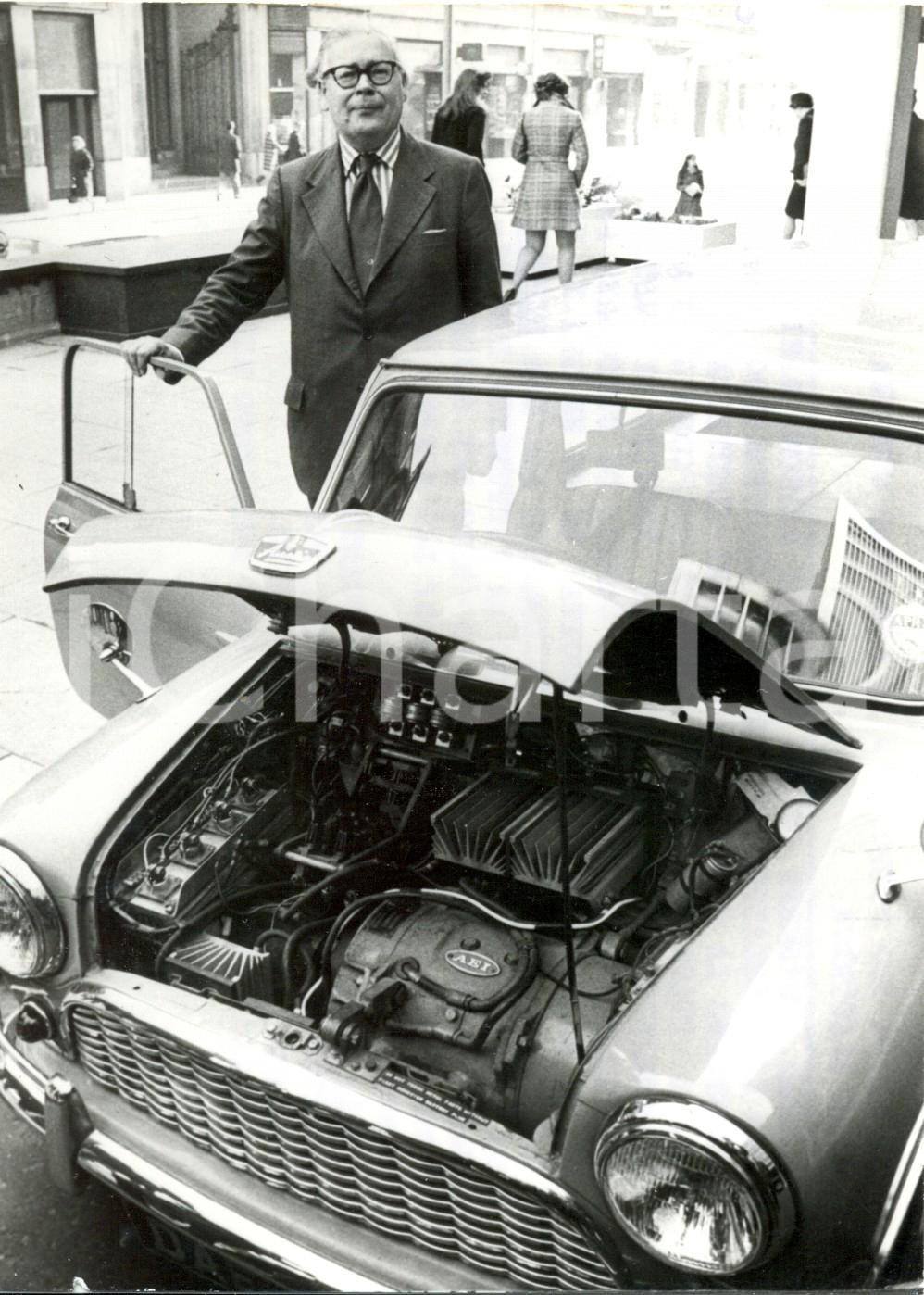 Fotografia d epoca originale 1973 LONDON  Geoffrey RIPPON mostra il motore della sua MINI COOPER elettrica 1