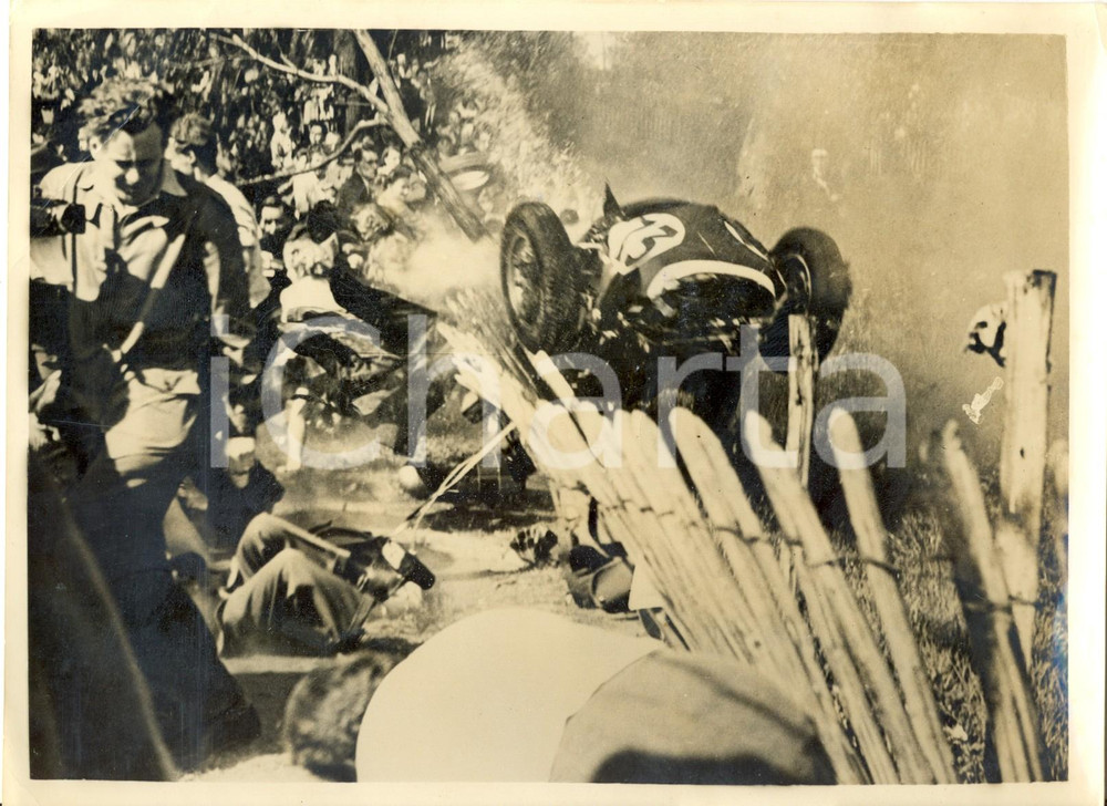 Fotografia d epoca originale 1956 LONDON  Trophy Race  Reg PARNELL crashes CONNAUGHT into a barrier Photo 1