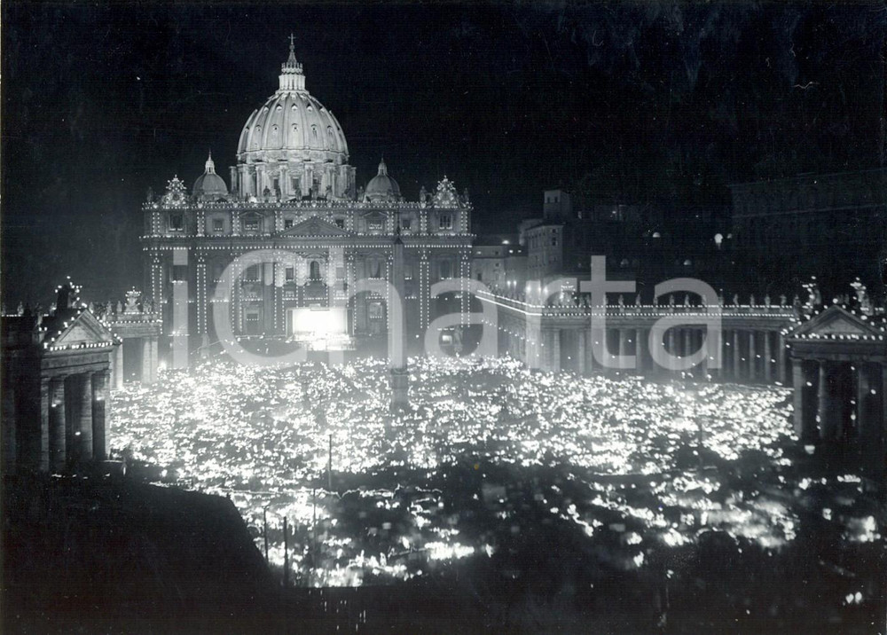 Fotografia d epoca originale 1975 VATICANO  Proclamazione Anno Santo  Piazza San Pietro illuminata a festa 1