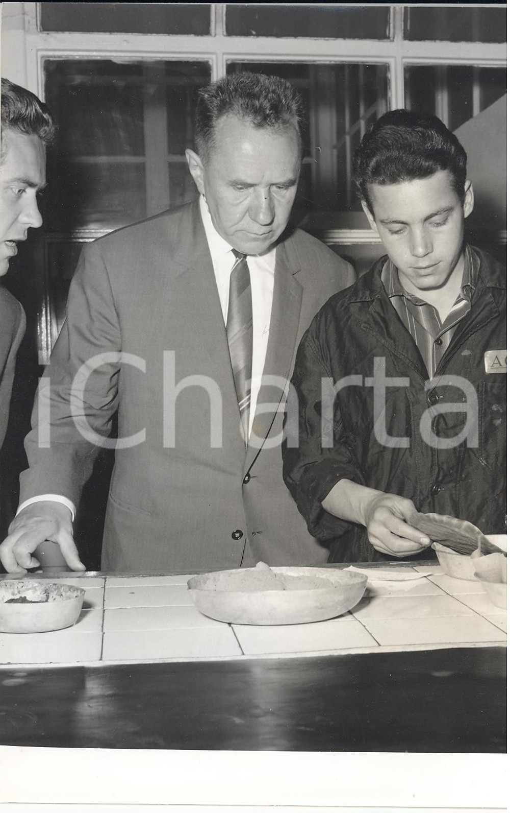 Fotografia d epoca originale 1962 CESANO MADERNO MI  Aleksej KOSYGIN visita laboratorio ACNA Foto13x18 cm 1