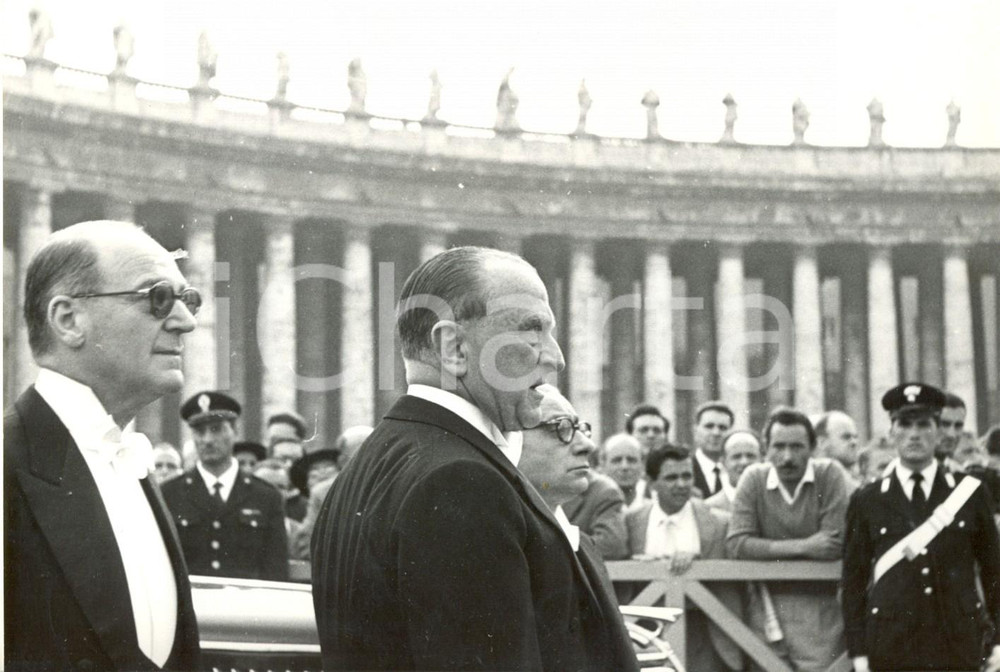 Fotografia d epoca originale 1958 VATICANO Piazza San Pietro  Cesare MERZAGORA ai funerali di papa PIO XII 1
