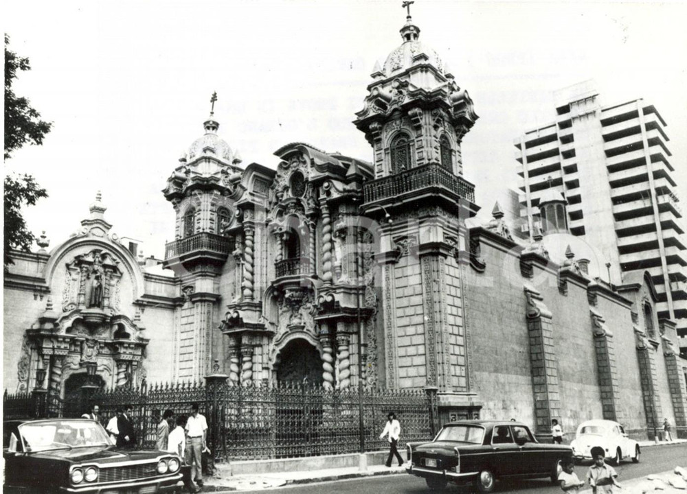Fotografia d epoca originale 1973 LIMA PERÃ™ Una chiesa coloniale in contrasto con gli edifici moderni Foto 1