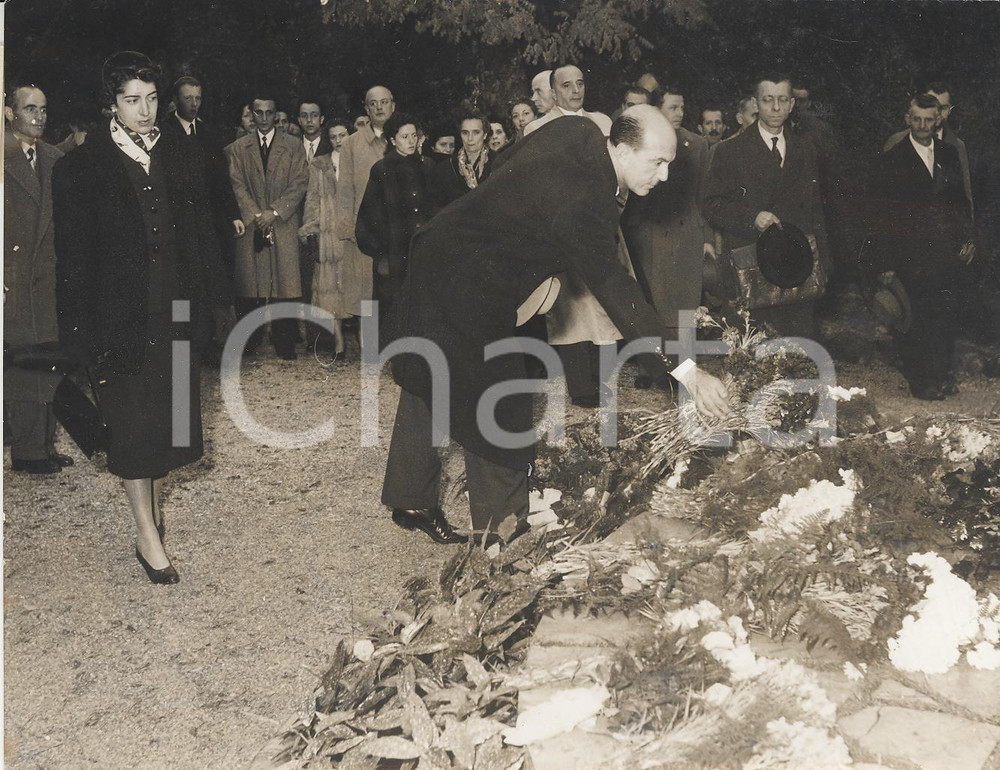 Fotografia d epoca originale 1954 MONTPELLIER Re Umberto II depone un mazzo di fiori sulla tomba della madre 1