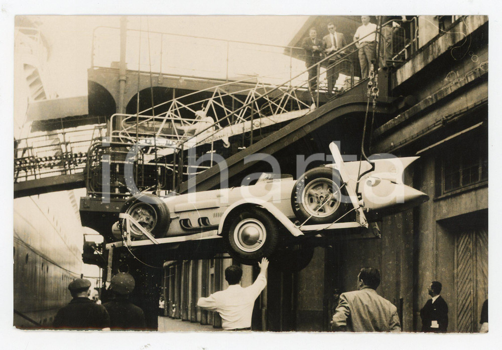Fotografia d epoca originale 1957 GENOVA  Sbarco delle vetture del SUMARA TEAM per la 500 MIGLIA DI MONZA 1