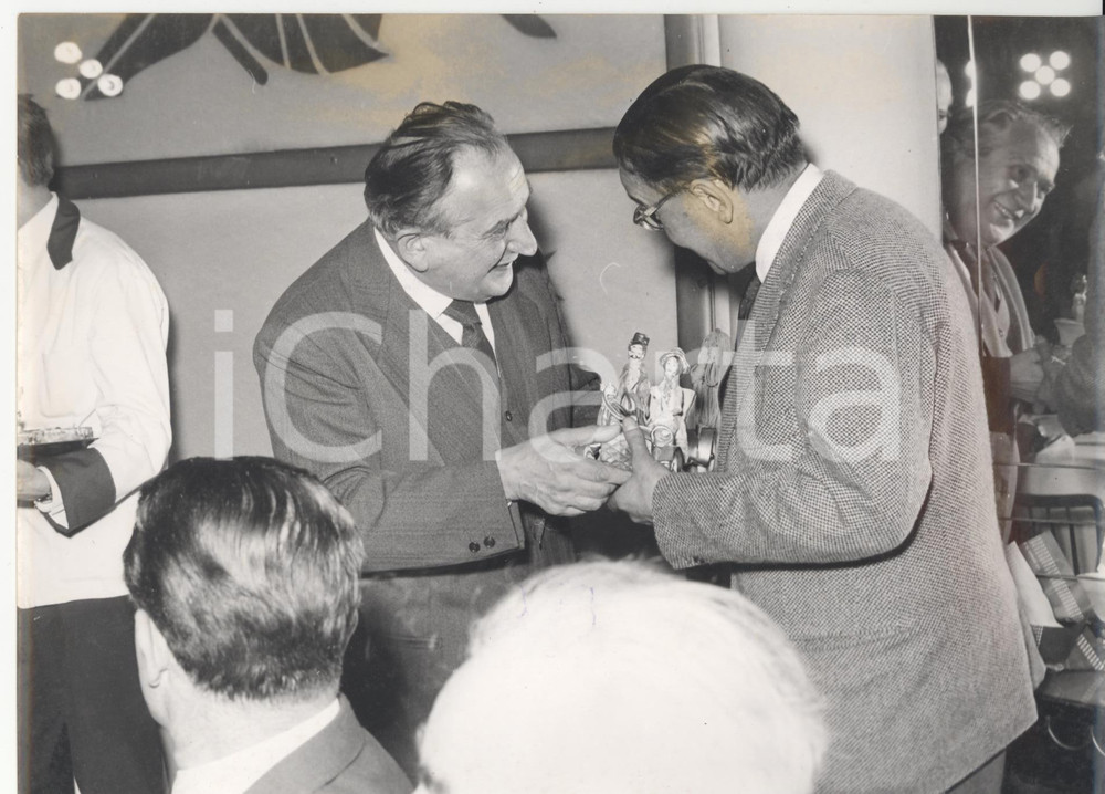 Fotografia d epoca originale 1963 TORINO Mario BERNASCONI consegna a Sandro FIORIO della LANCIA una ceramica 1