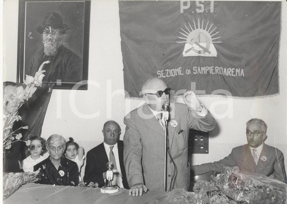 Fotografia d epoca originale 1954 GENOVA Pietro NENNI alla sezione socialista di Sampierdarena Foto 24x18 1