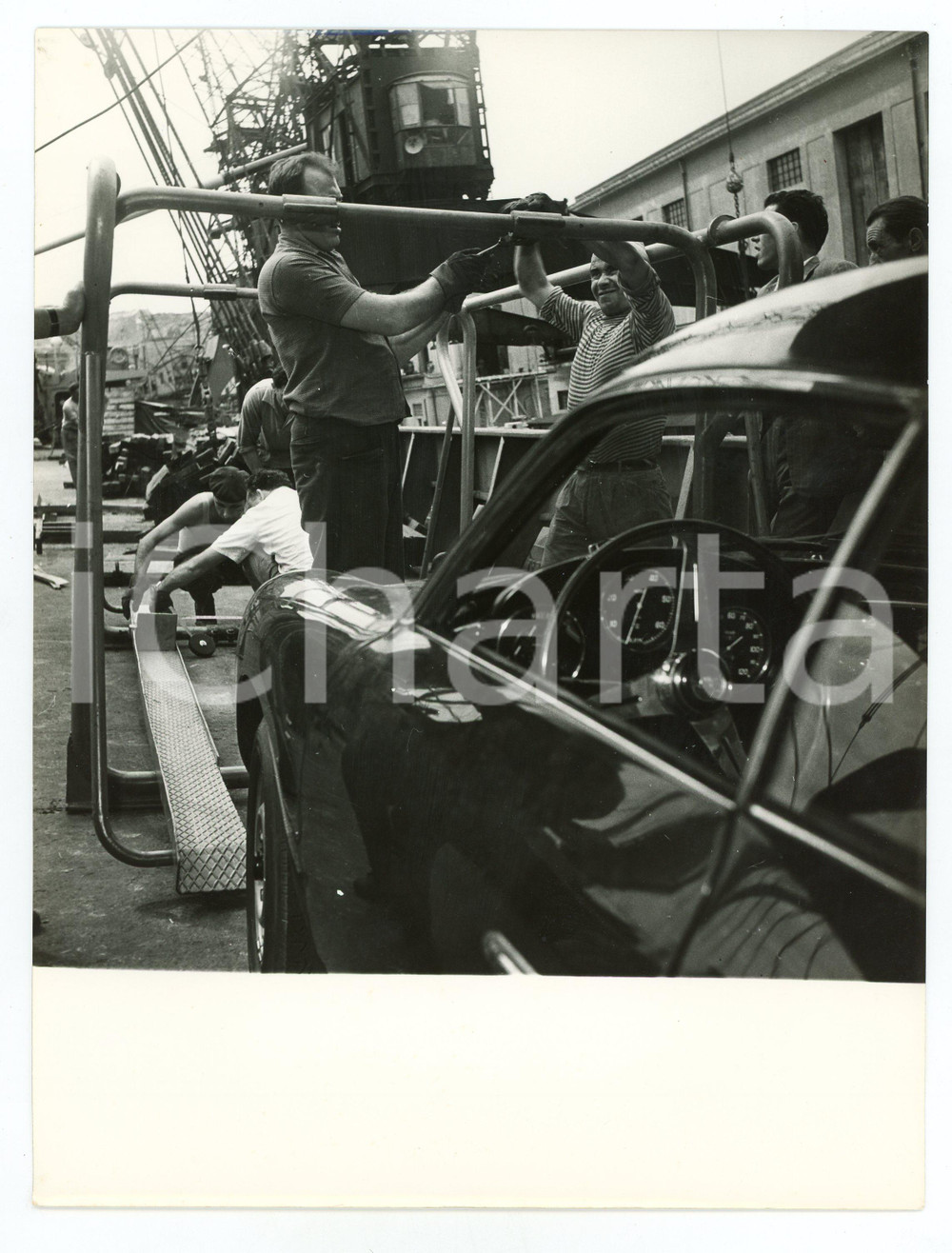 Fotografia d epoca originale 1958 GENOVA  Imbarco FIAT ABARTH 750 ZAGATO su nave Star Mariner Foto 18x24 1