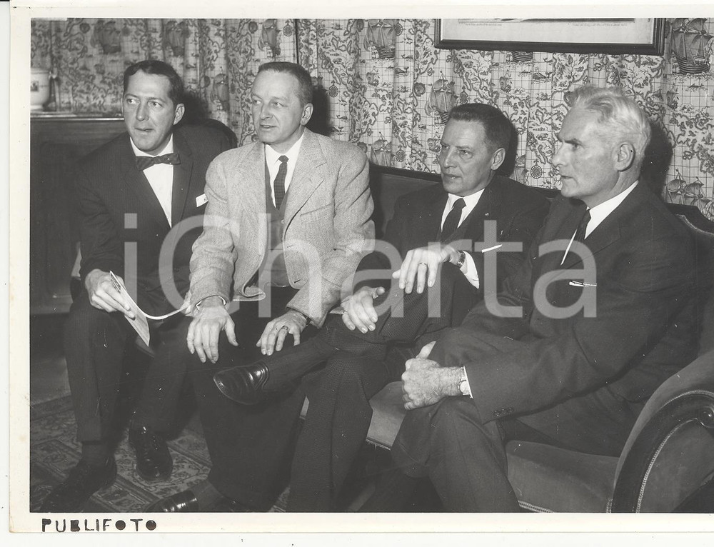 Fotografia d epoca originale 1960 GENOVA Delegazione americana presenta il progetto statua Cristoforo COLOMBO 1