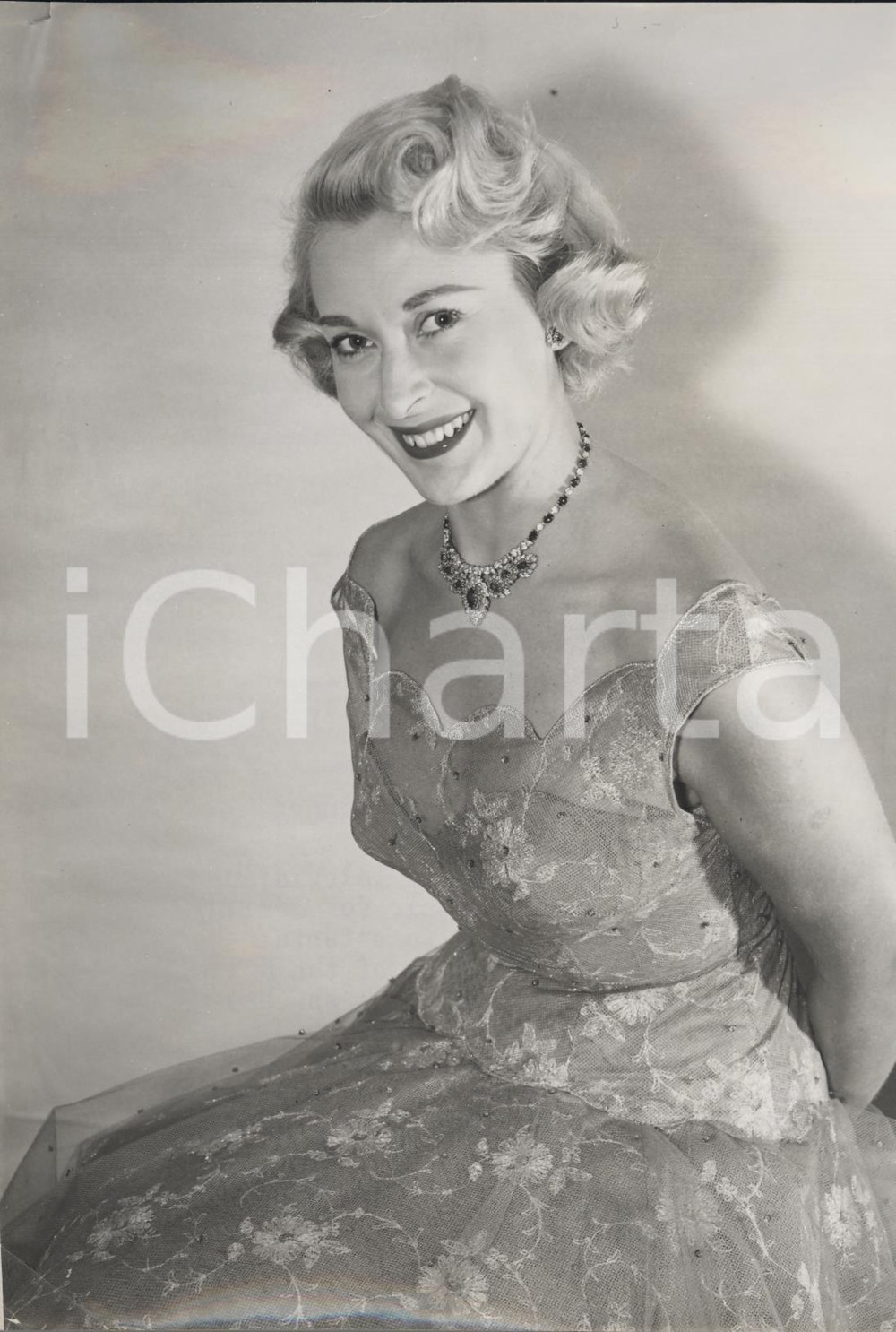 Fotografia d epoca originale 1957 LONDON Carole CARR wearing pink and silver sequin dress Photo Fashion 1