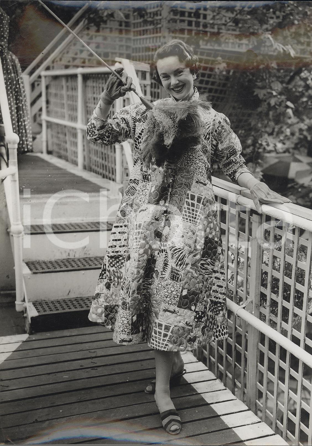 Fotografia d epoca originale 1955 LONDON Ann SOUTH wearing ESTRAVA s coloured patchwork coat Photo Fashion 1