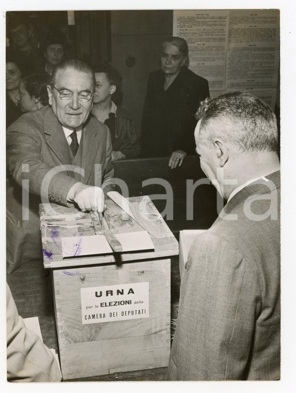 Fotografia d epoca originale 1953 MILANO Virgilio FERRARI alle urne per elezioni politiche Foto 13x18 1