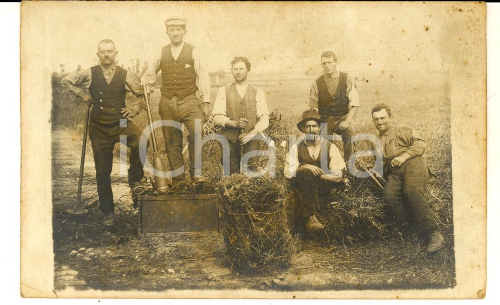 Fotografia d epoca originale 1910 ca AREA LOMBARDA Gruppo di contadini con attrezzi  Foto cartolina CURIOSA 1