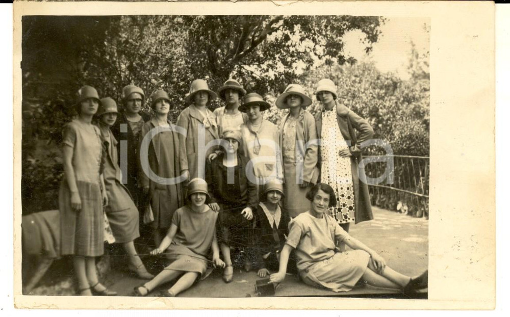 Fotografia d epoca originale 1925 ca AREA LOMBARDA Gruppo di giovani donne su un ponte  Foto cartolina 1