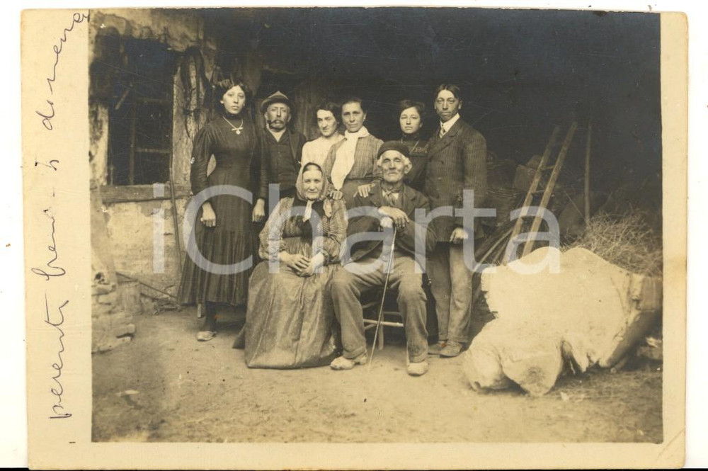 Fotografia d epoca originale 1910 ca AREA LOMBARDA Famiglia in cortile con coppia di anziani  Foto VINTAGE 1