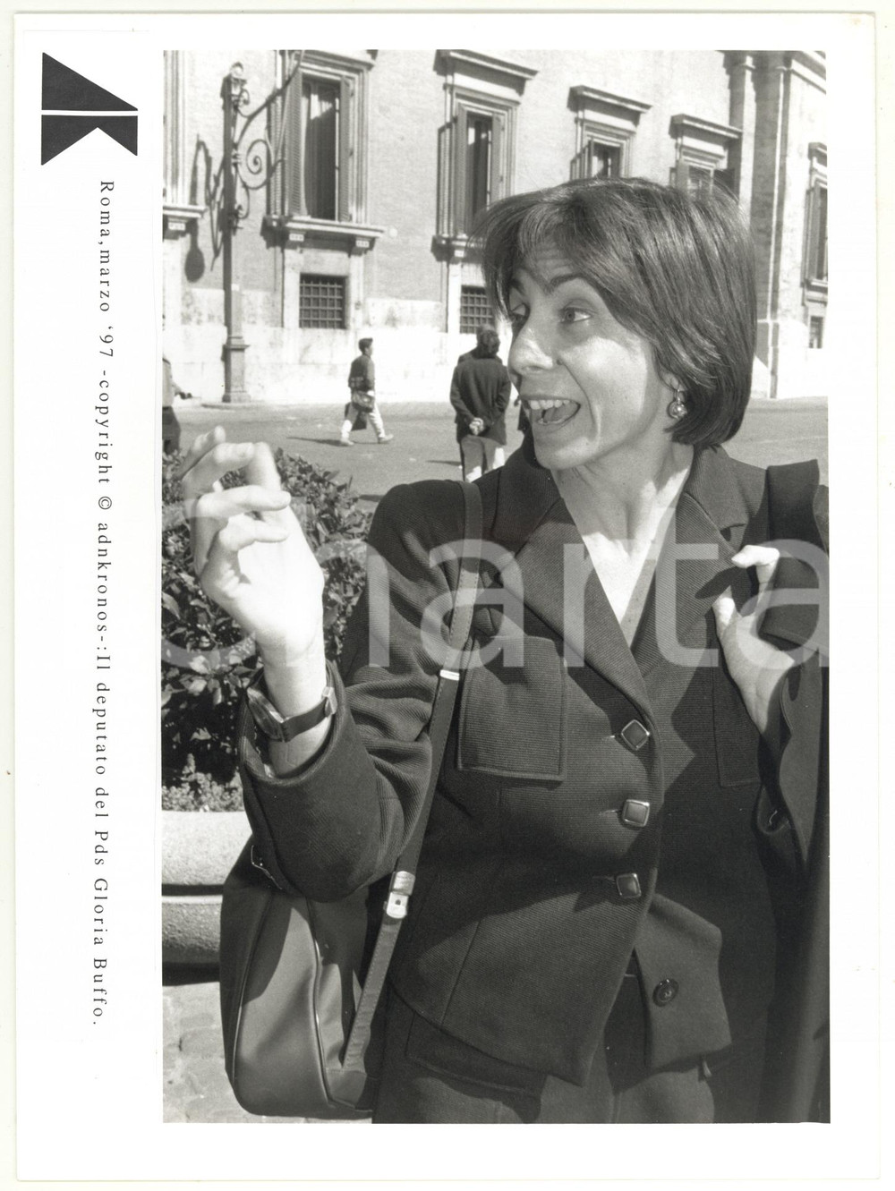 Fotografia d epoca originale 1997 ROMA  PDS Deputato Gloria BUFFO scherza con i giornalisti  Foto 17x24 1