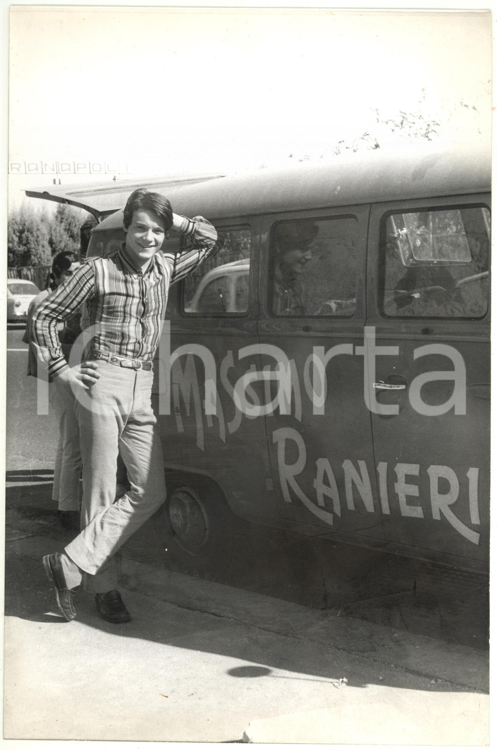 Fotografia d epoca originale 1965 ca NAPOLI Bar MIRANAPOLI  Massimo RANIERI con pulmino VOLKSWAGEN T2  Foto 1