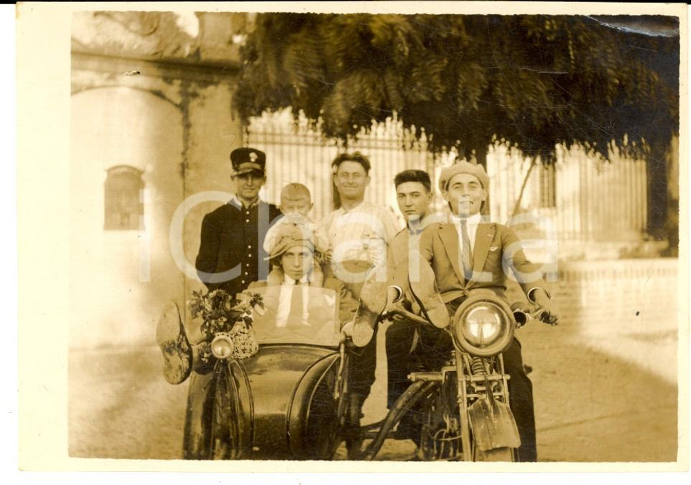 Fotografia d epoca originale 1920 ca Area di IMPERIA Gruppo di amici su sidecar infangato Foto CURIOSA 12x8 1