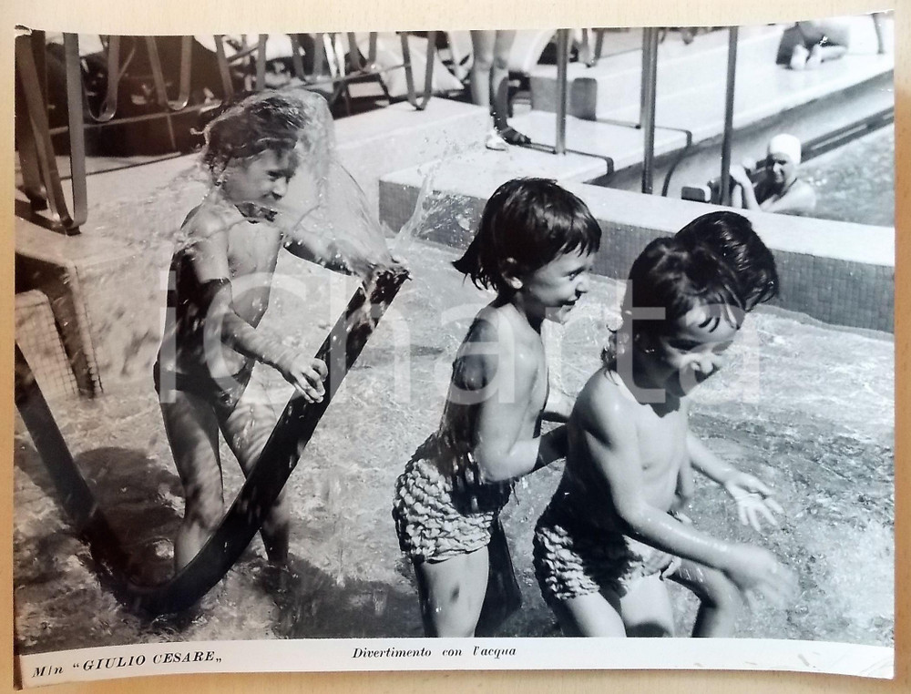 Fotografia d epoca originale 1950 ca ITALIA  M/N GIULIO CESARE Bambini giocano con l acqua Foto 40x30 cm 1
