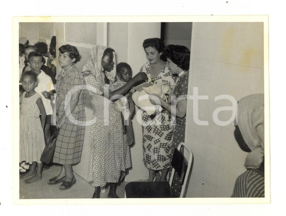 Fotografia d epoca originale 1960 ca MOZAMBICO Dispensario  Giovane madre in sala d attesa  Foto 12x9 cm 1