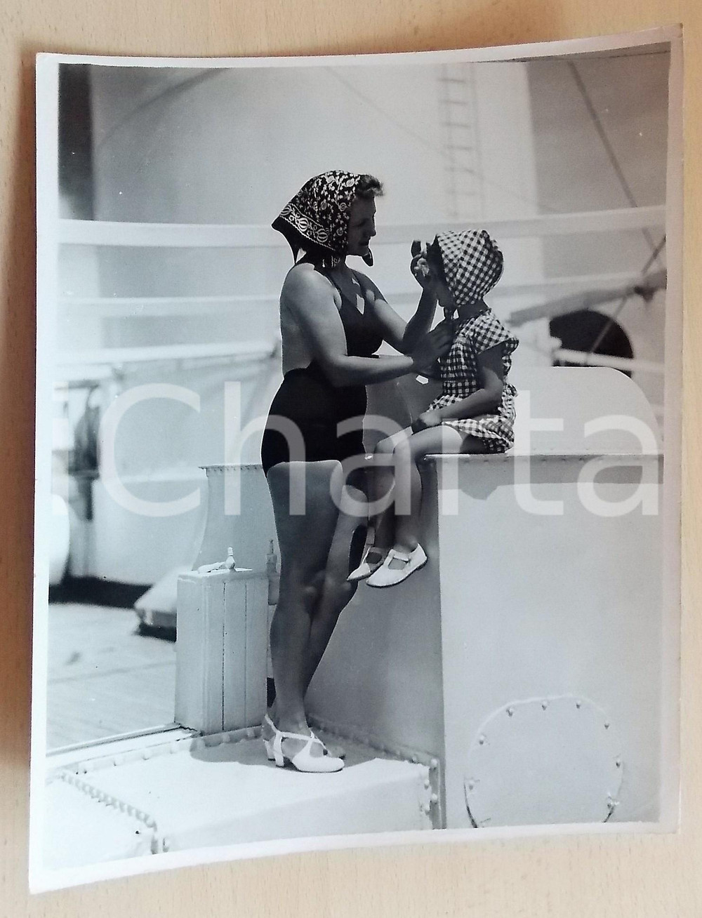 Fotografia d epoca originale 1950 ca T/N AUGUSTUS Ritratto di una passeggera con la figlia  Foto 24x30 cm 1