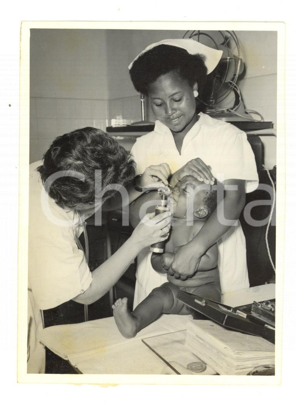 Fotografia d epoca originale 1960 ca MOZAMBICO Dispensario  Visita pediatrica Foto reportage 9x12 cm 1