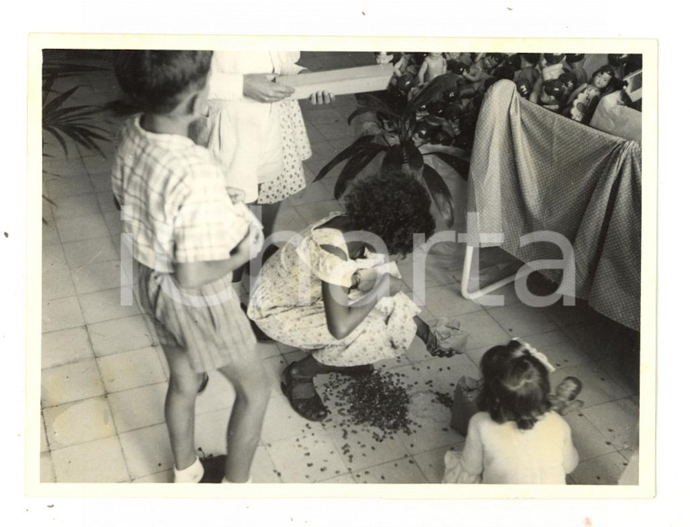 Fotografia d epoca originale 1960 ca MOZAMBICO Dispensario  Bambini in sala giochi  Foto reportage 12x9 1