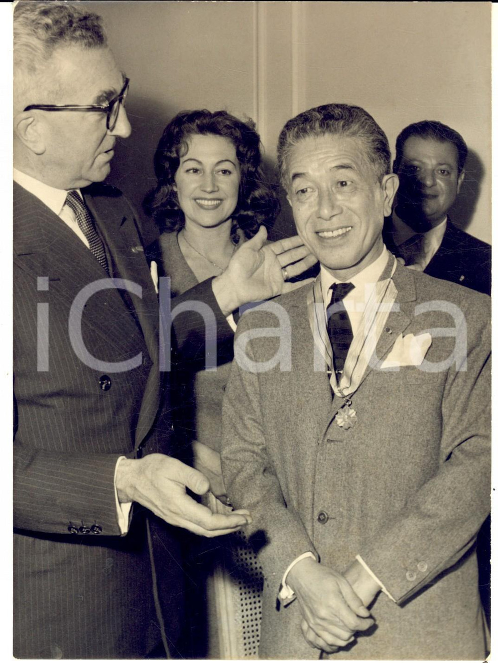 Fotografia d epoca originale 1959 PARIS Poète Tetsuro FURUKAKI reçoit Croix Ordre de la Courtoisie Française 1