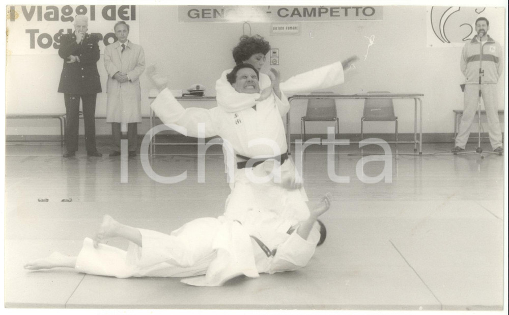 Fotografia d epoca originale 1996 GENOVA Vigili urbani a lezione di arti marziali Foto VINTAGE 24x14 1