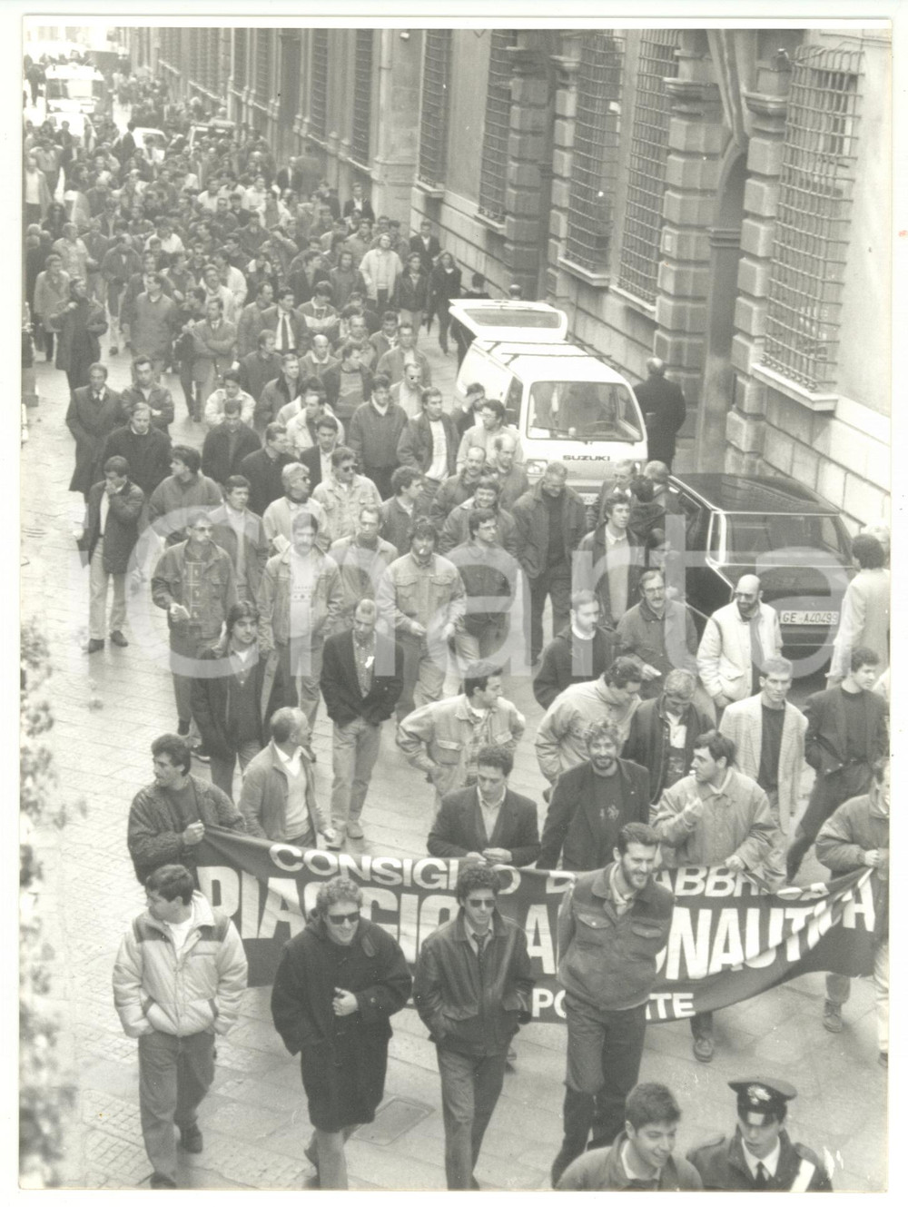 Fotografia d epoca originale 1993 GENOVA Via Garibaldi  Manifestazione operai PIAGGIO Foto VINTAGE 18x24 cm 1