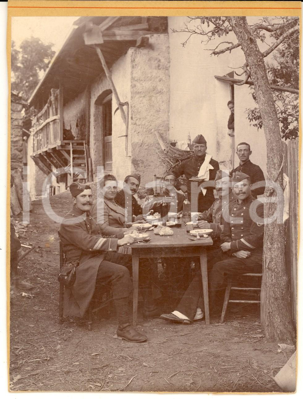 Fotografia d epoca originale 1910 ca FRANCE ARMEE DE TERRE Soldati a pranzo in una cascina  Foto 12x16 cm 1