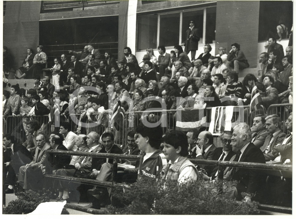 Fotografia d epoca originale 1987 GENOVA Manifestazione sportiva  Folla tra gli spalti Foto VINTAGE 24x18 1