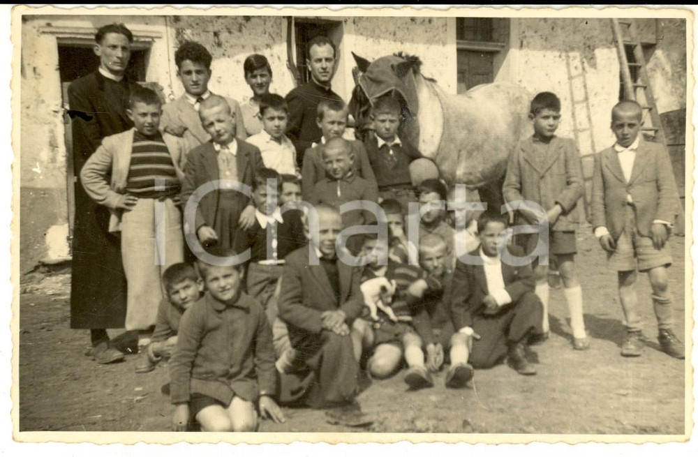Fotografia d epoca originale 1940 ca ITALIA Bambini di un oratorio con preti e cavallo Foto CURIOSA 1