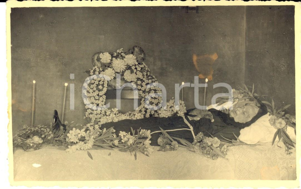 Fotografia d epoca originale 1940 ca ITALIA COSTUME Ritratto di anziana donna sul letto di morte Foto 1