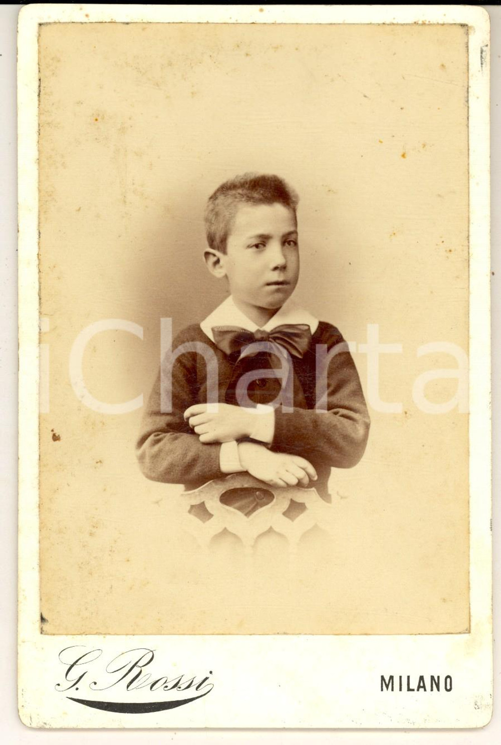 Fotografia d epoca originale 1890 ca MILANO Ritratto di bambino in divisa da scolaro Foto Giulio ROSSI 11x16 1