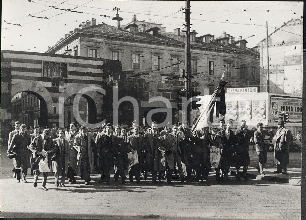 Fotografia d epoca originale 1956 MILANO Manifestazione studentesca a sostegno della Rivoluzione Ungherese 1