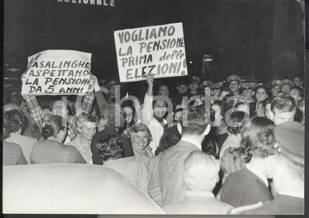 Fotografia d epoca originale 1957 ROMA Montecitorio  Casalinghe protestano per ottenere il fondo pensione 1