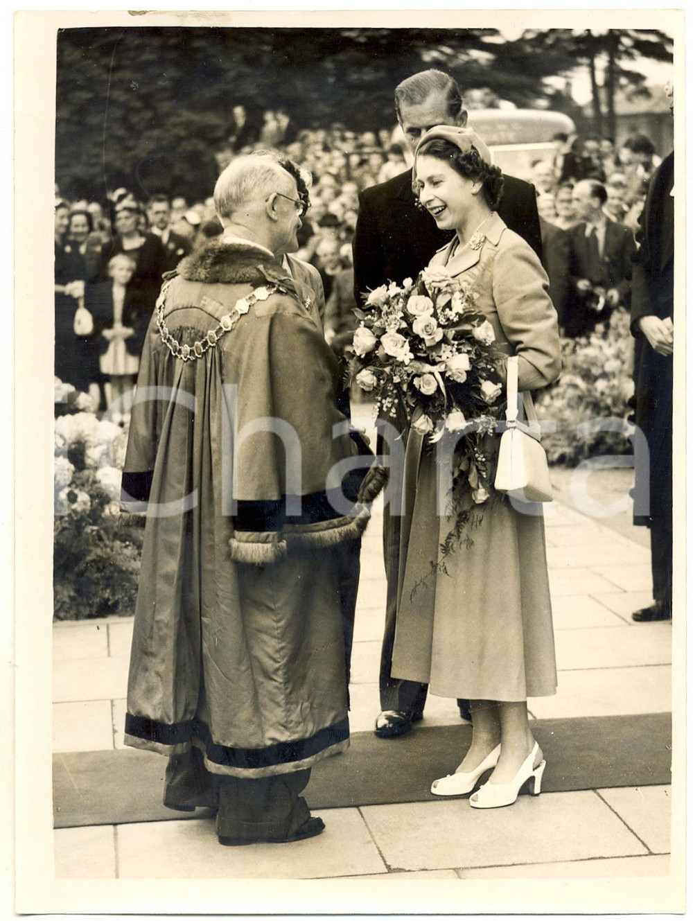 Fotografia d epoca originale 1953 SLOUGH Queen Elizabeth greeting Mayor Reginald Charles ABBOTT Photo15x20 1