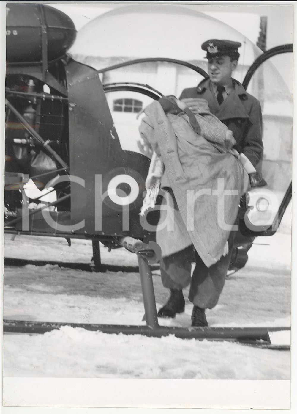 Fotografia d epoca originale 1956 TERAMO Bambina di CROGNALETO arriva in ospedale con elisoccorso Foto 13x18 1