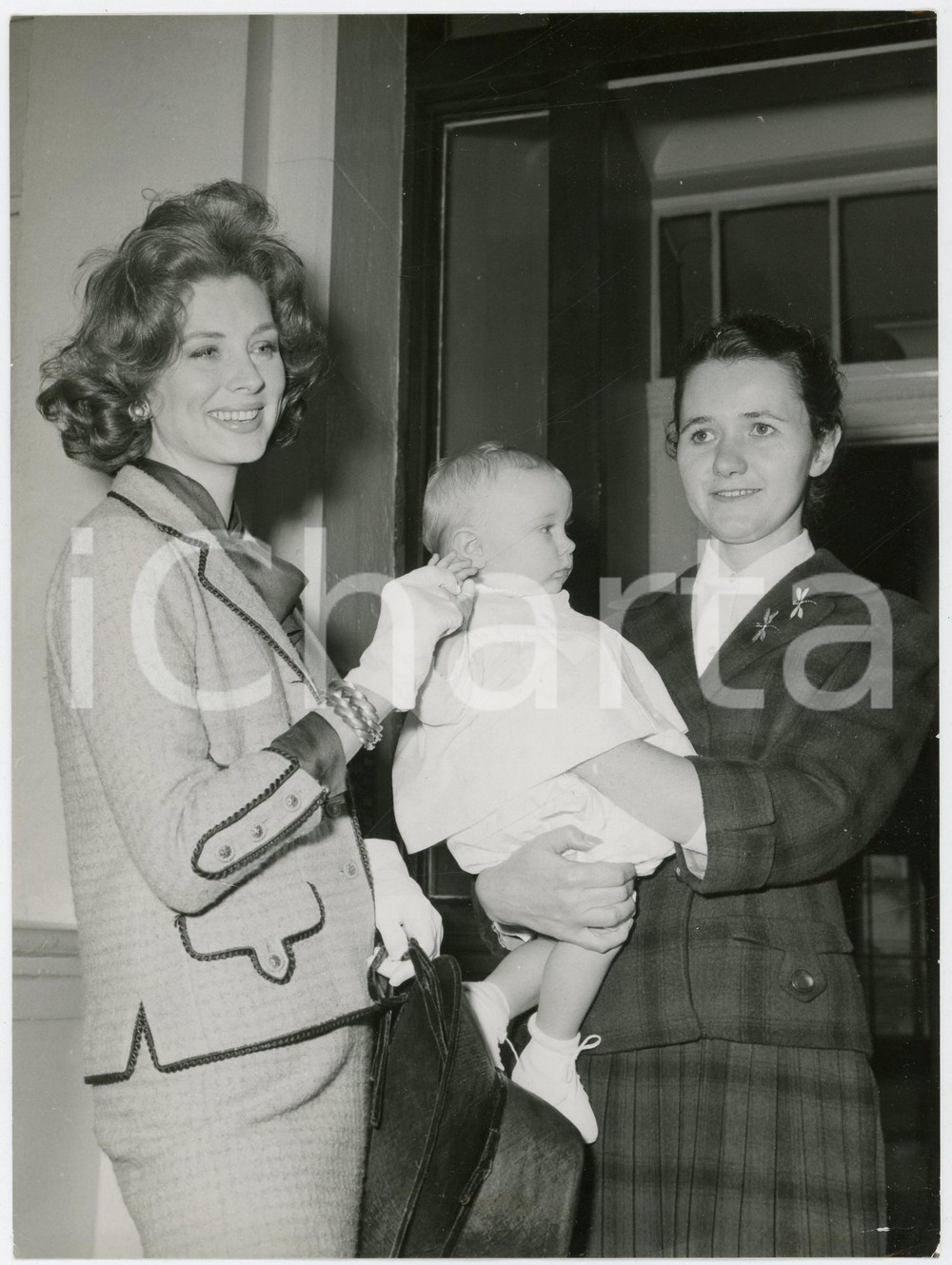 Fotografia d epoca originale 1960 LONDON Suzy PARKER with her daughter GEORGIA leaving off to America Photo 1