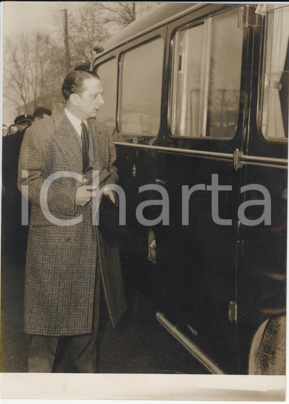 Fotografia d epoca originale 1956 MILANO Mario BIASSONI con il cappello d alpino ai funerali di don GNOCCHI 1