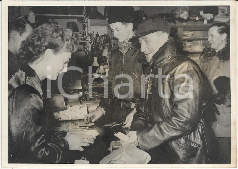 Fotografia d epoca originale 1956 SPITSBERGEN  NORWAY An old man during Christmas shopping Photo 20x15 cm 1