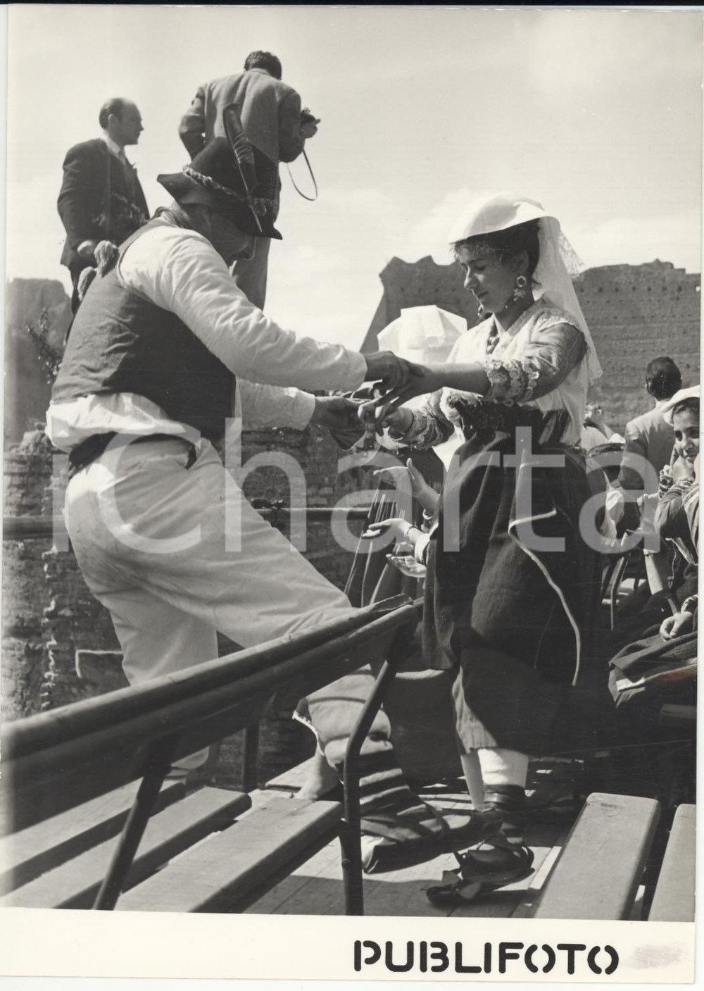 Fotografia d epoca originale 1954 ROMA VIII Congresso Coltivatori Diretti  Contadini in costume Foto 13x18 1