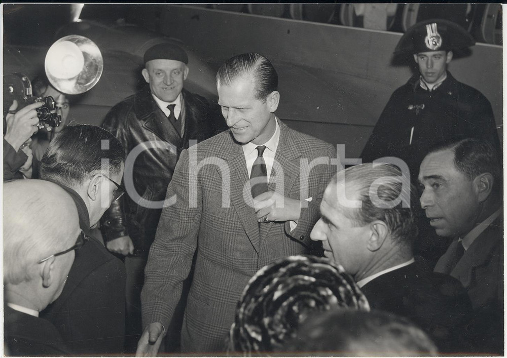 Fotografia d epoca originale 1959 TORINO Caselle Principe FILIPPO accolto dalle autoritÃ  italiane Foto 18x13 1