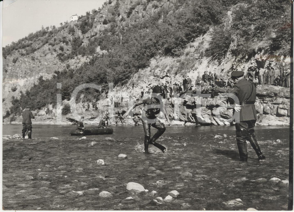 Fotografia d epoca originale 1956 BOBBIO Tragedia di Rio Boffalora  Sommozzatore si tuffa nel Trebbia Foto 1