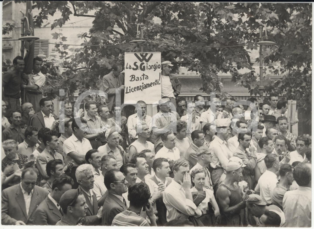Fotografia d epoca originale 1954 SESTRI PONENTE Operai della San Giorgio ascoltano Giovanni ROVEDA Foto 1