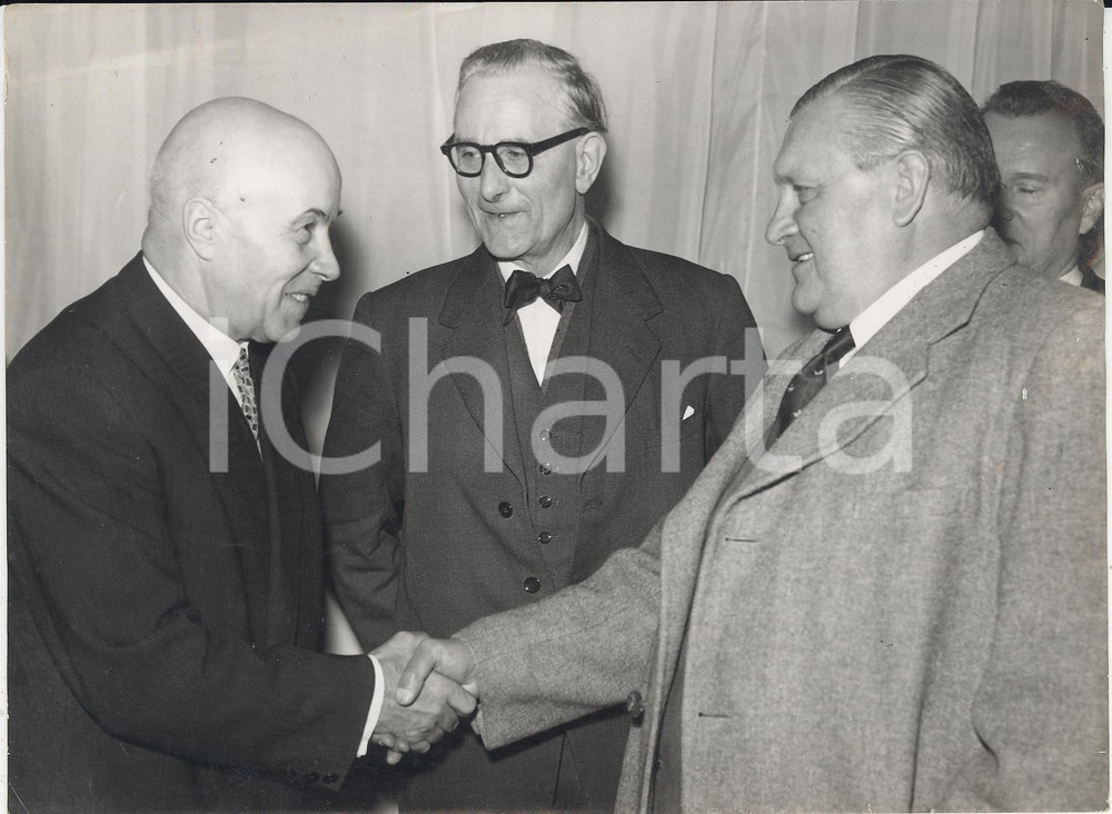 Fotografia d epoca originale 1957 LONDON Pavel ZHIGARYEV greeting Lord Sholto DOUGLAS of KIRTLESIDE Photo 1