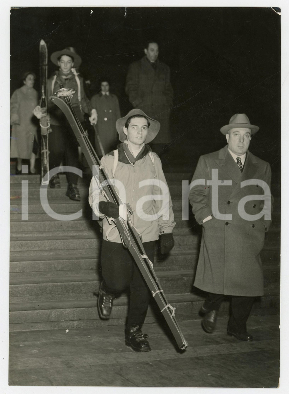 Fotografia d epoca originale 1953 MILANO Tragedia al passo di Gries  Scout superstite dell Orsa Minore Foto 1