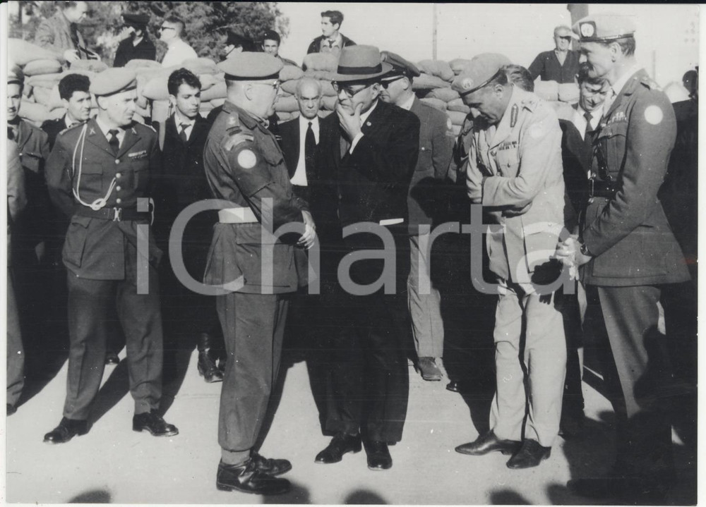 Fotografia d epoca originale 1964 NICOSIA Questione di Cipro  Ralph BUNCHE Prem SINGH GYANI Foto 18x13 cm 1